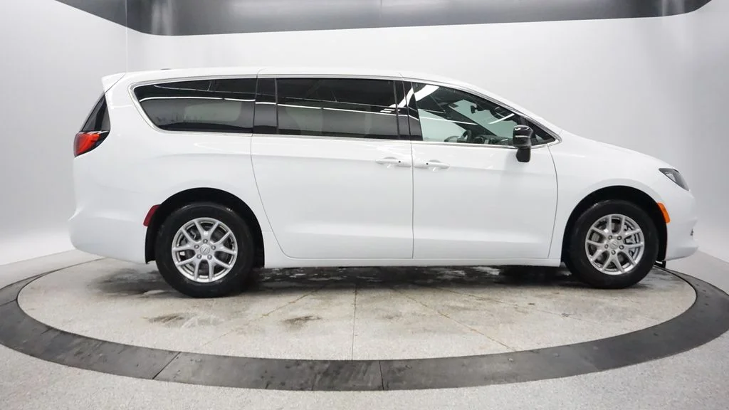 New 2026 Bright White Clear-Coat Exterior Paint Chrysler LX image 11