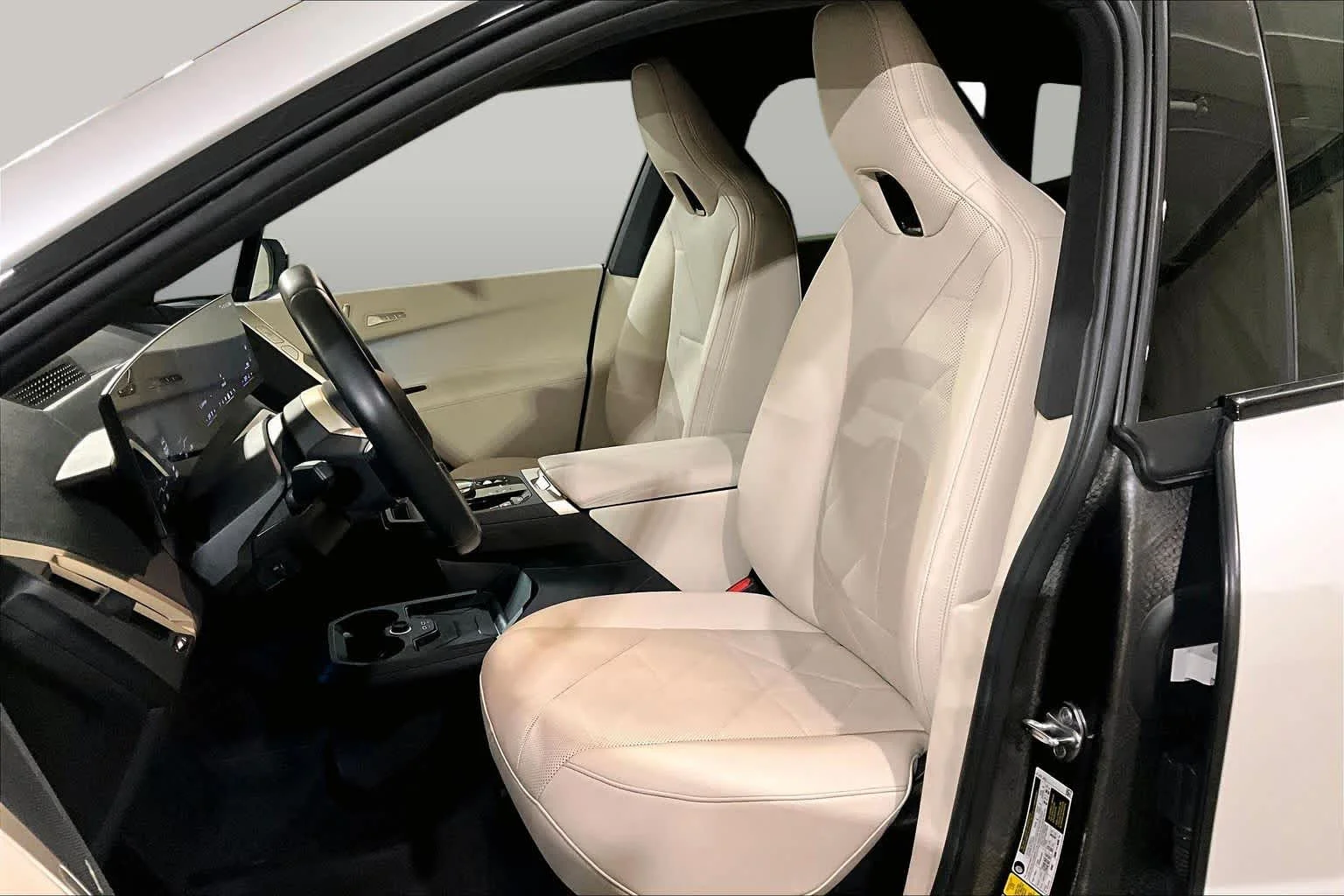 Used 2024 Mineral White Metallic BMW xDrive50 image 8