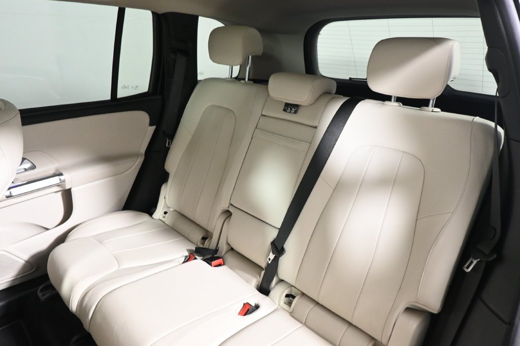Used 2023  Mercedes-Benz GLB 250 image 4