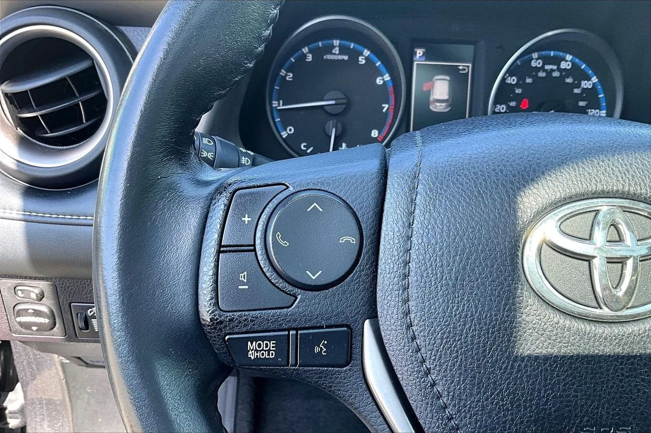 Used 2018 Gray Toyota XLE image 28