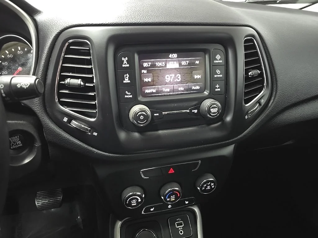 Used 2018 White Jeep Latitude image 24
