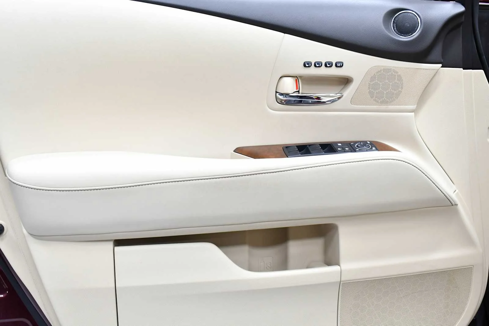 Used 2014 Claret Mica Lexus  image 12