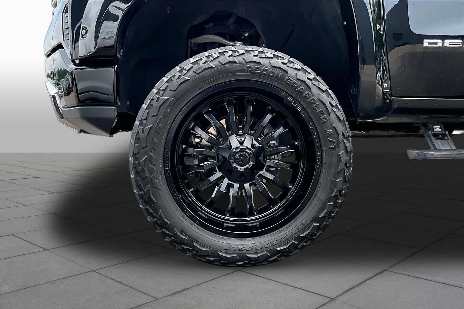 Used 2023 ONYX BLACK GMC Denali image 10