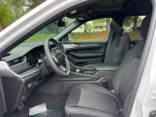 New 2027 Bright White Clear-Coat Paint Jeep Laredo X image 2