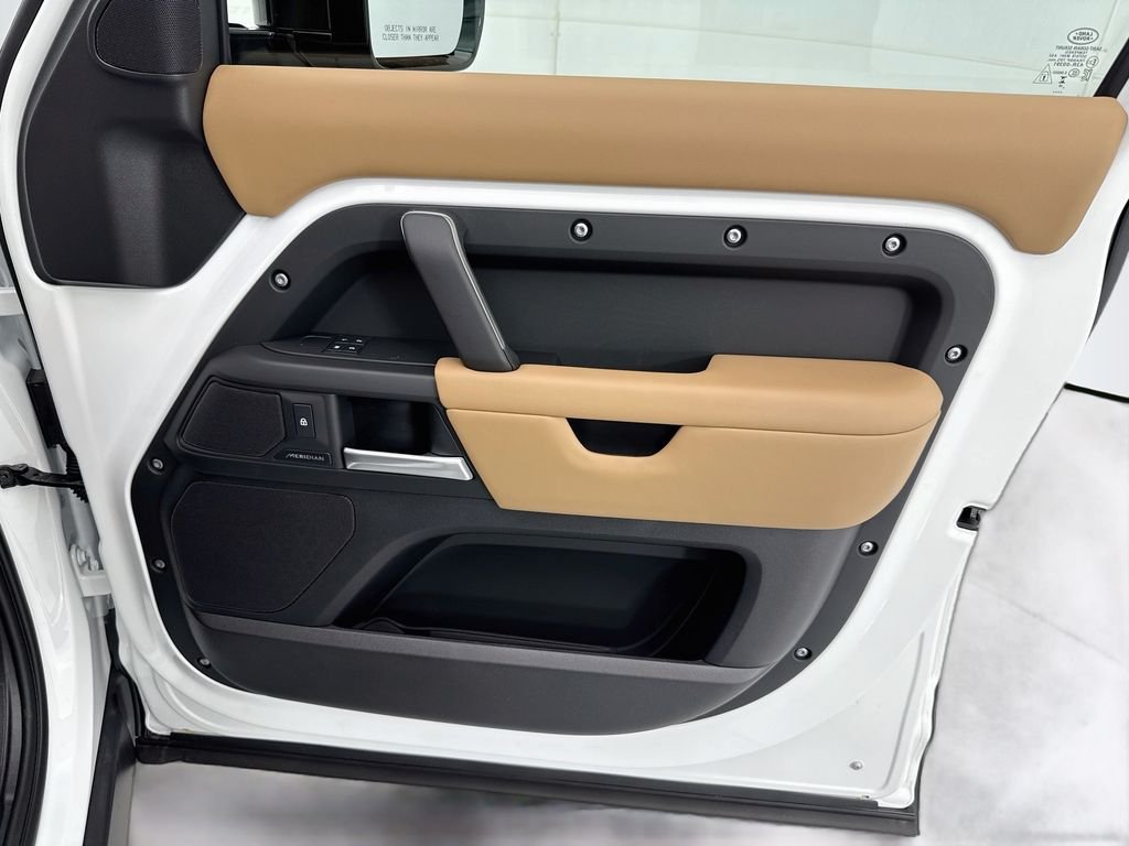 Used 2026 Fuji White Land Rover S image 25