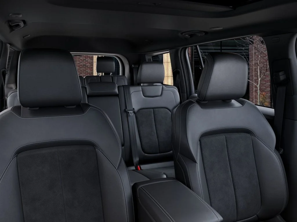 New 2026 Diamond Black Crystal Pearl-Coat Exterior Paint Jeep Laredo image 26