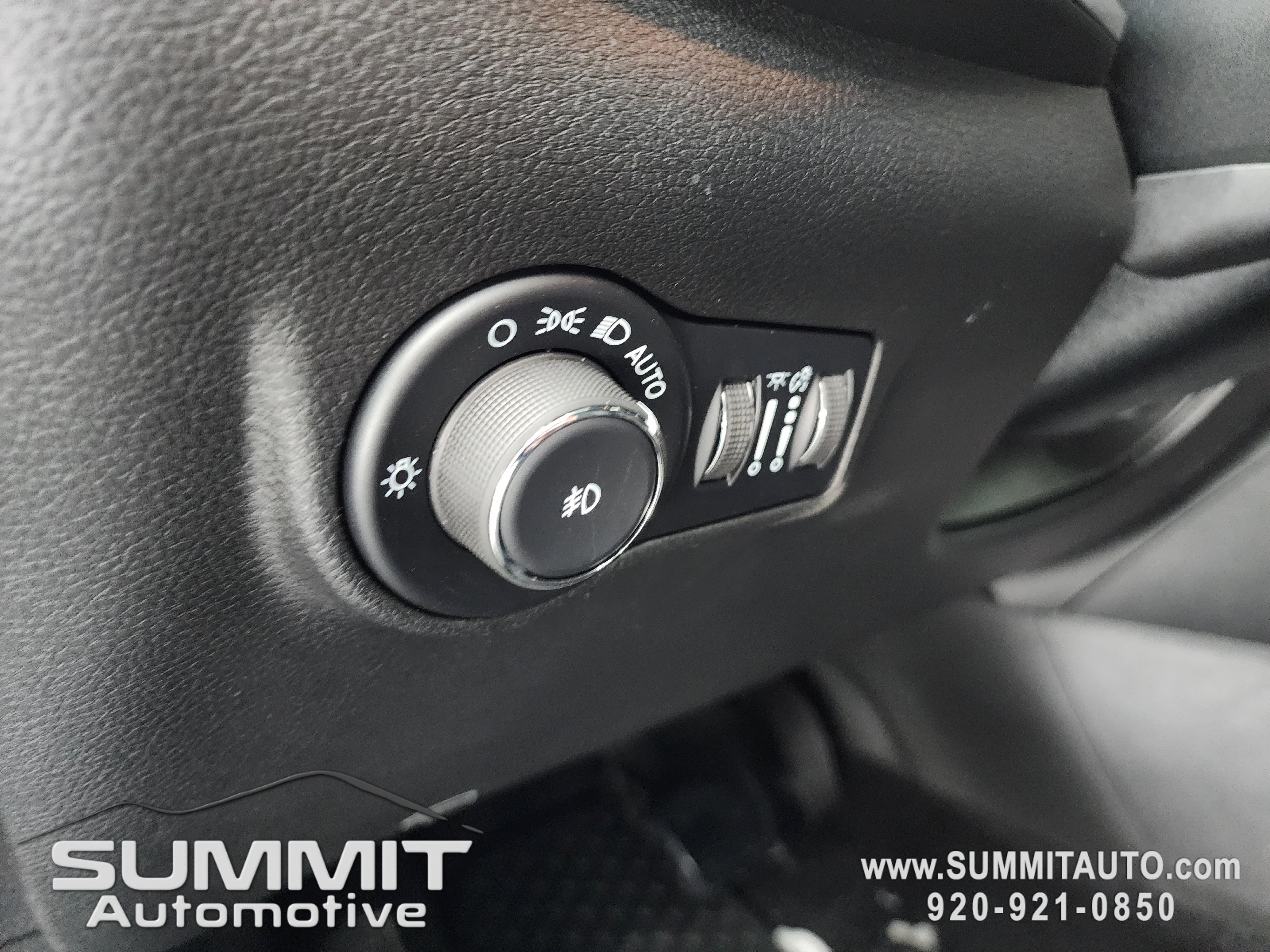 New 2026 Diamond Black Crystal Pearl-Coat Exterior Paint Jeep Latitude image 42