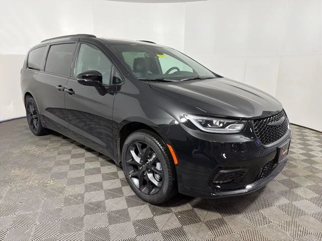 2026 Chrysler Pacifica Select AWD's photo