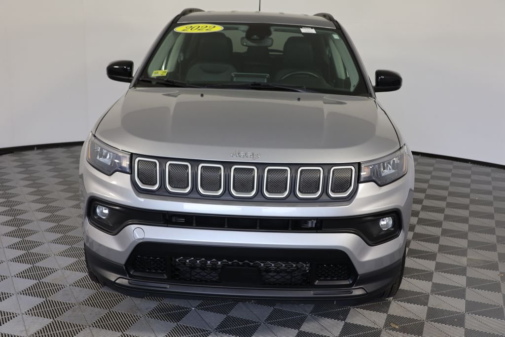 Used 2022 Silver Jeep Latitude image 3