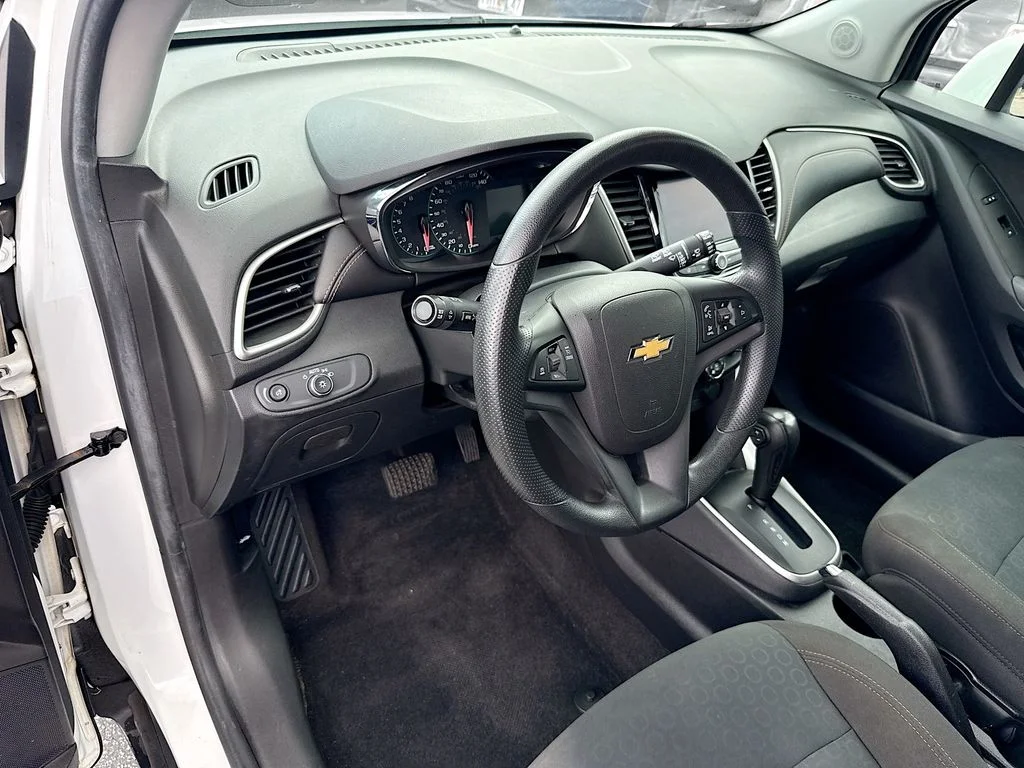 Used 2020 White Chevrolet LS image 10