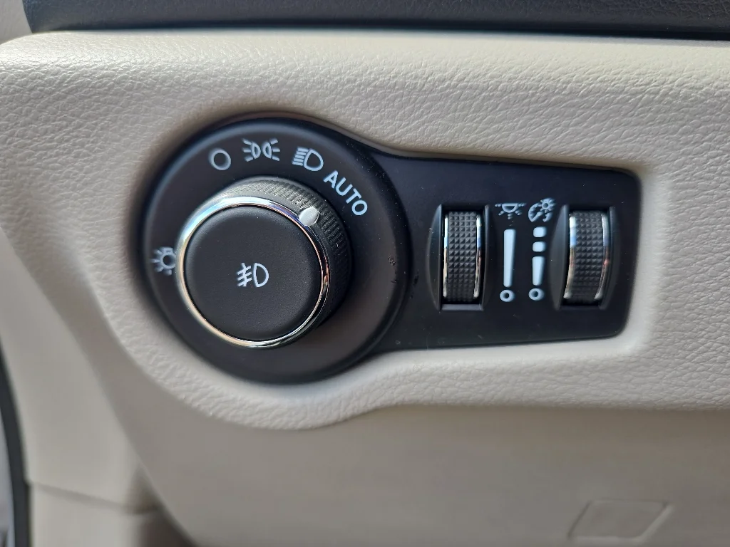 Used 2024 Silver Chrysler Touring L image 14