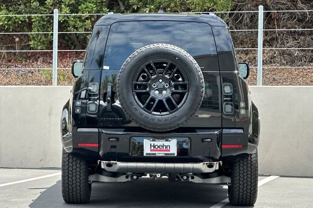 New 2026 Santorini Black Land Rover X-Dynamic SE image 4