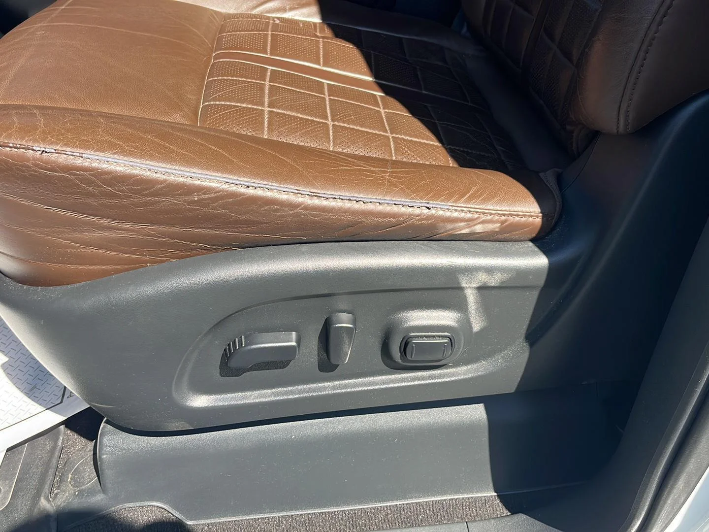Used 2021 Pearl White Nissan Platinum Reserve image 22