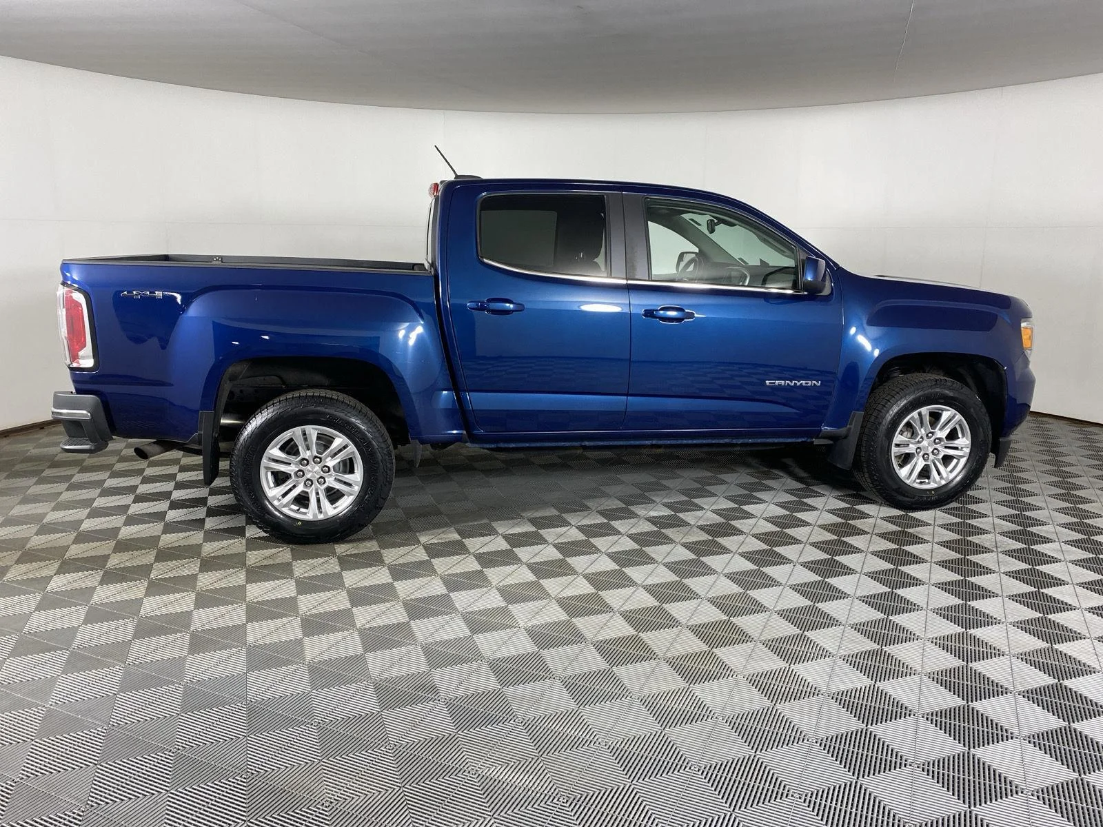 Used 2020 Blue Emerald Metallic GMC 4WD SLE image 11