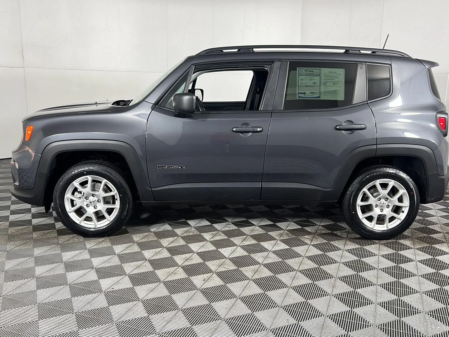 Used 2022 Graphite Gray Jeep Latitude image 6