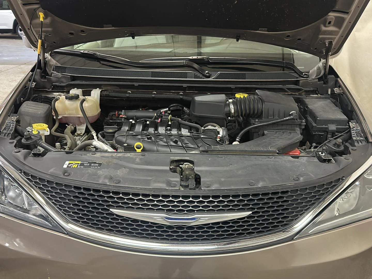 Used 2018 Molten Silver Chrysler Touring L Plus image 13