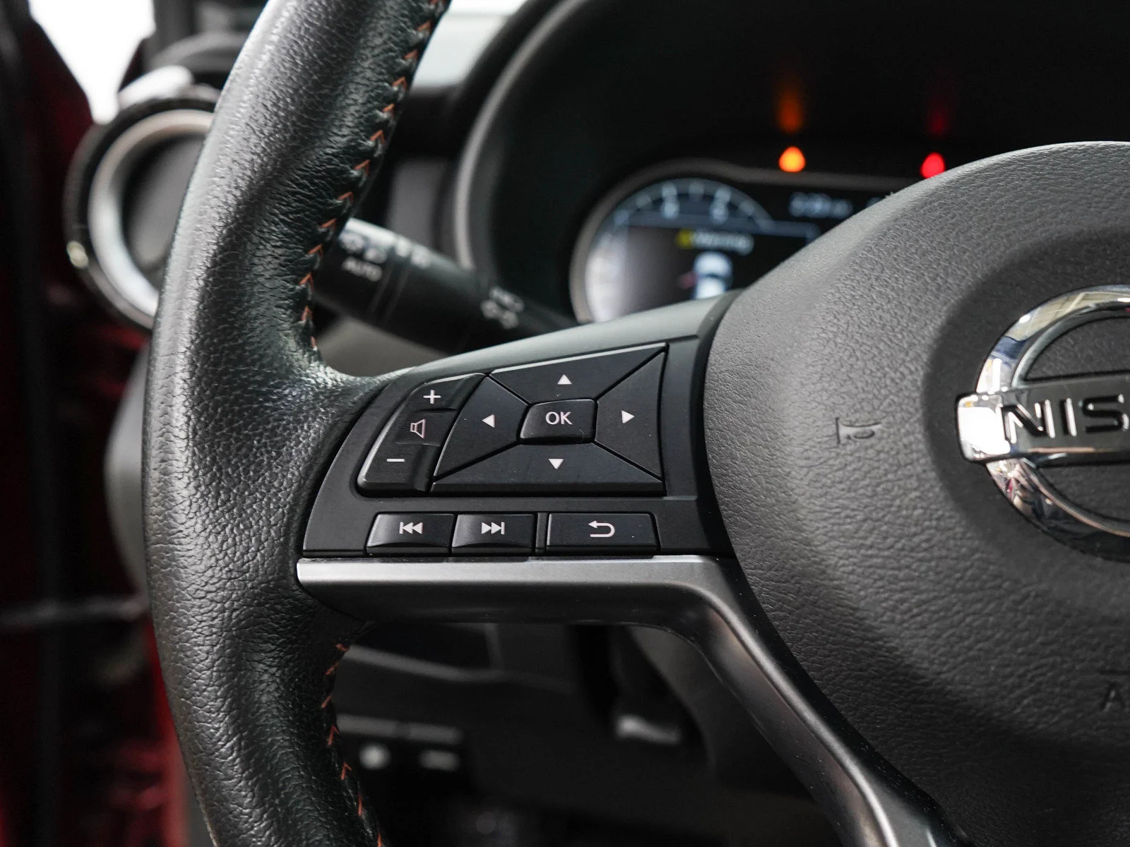 Used 2019 Cayenne Red Metallic Nissan SR image 23
