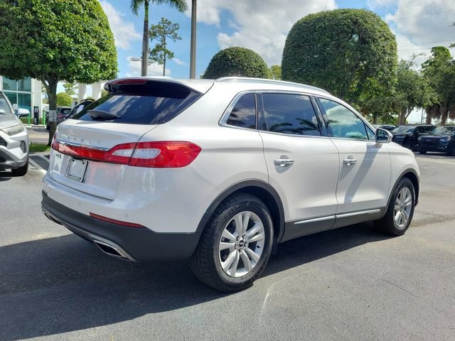 Used 2016 White Lincoln Premiere image 6