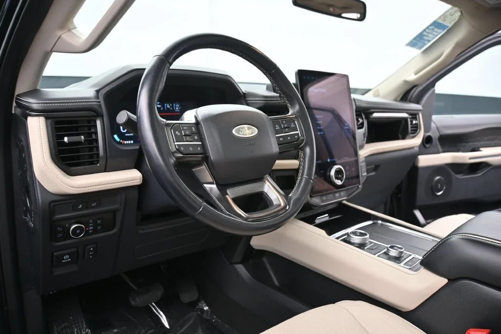 Used 2024  Ford Platinum image 23