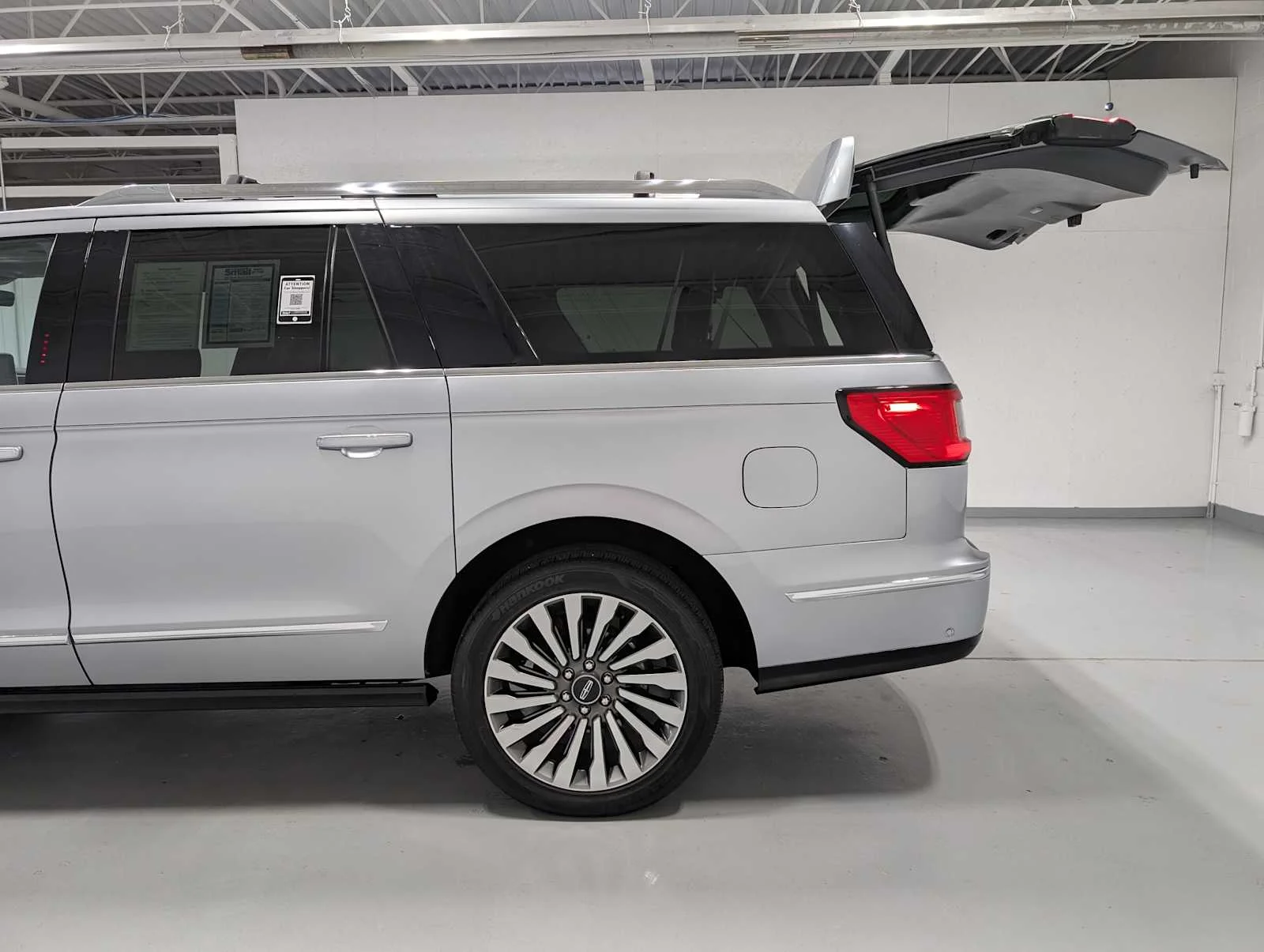 Used 2020 Silver Radiance Lincoln Reserve image 11