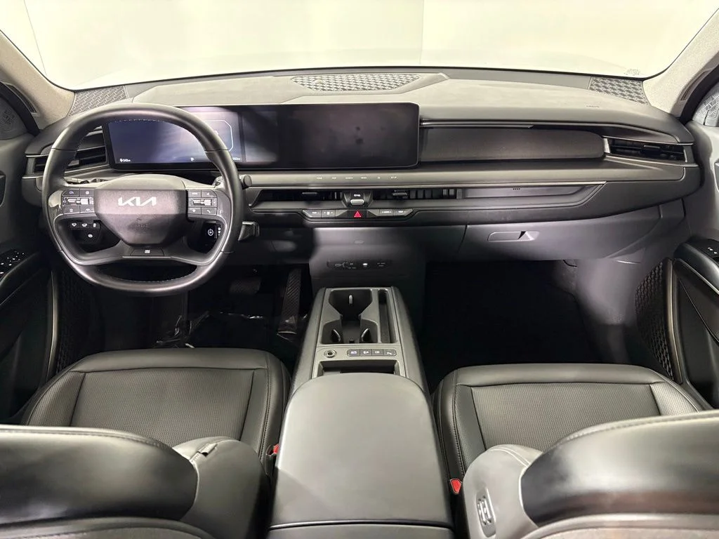 Used 2024 Ivory Kia Light image 33
