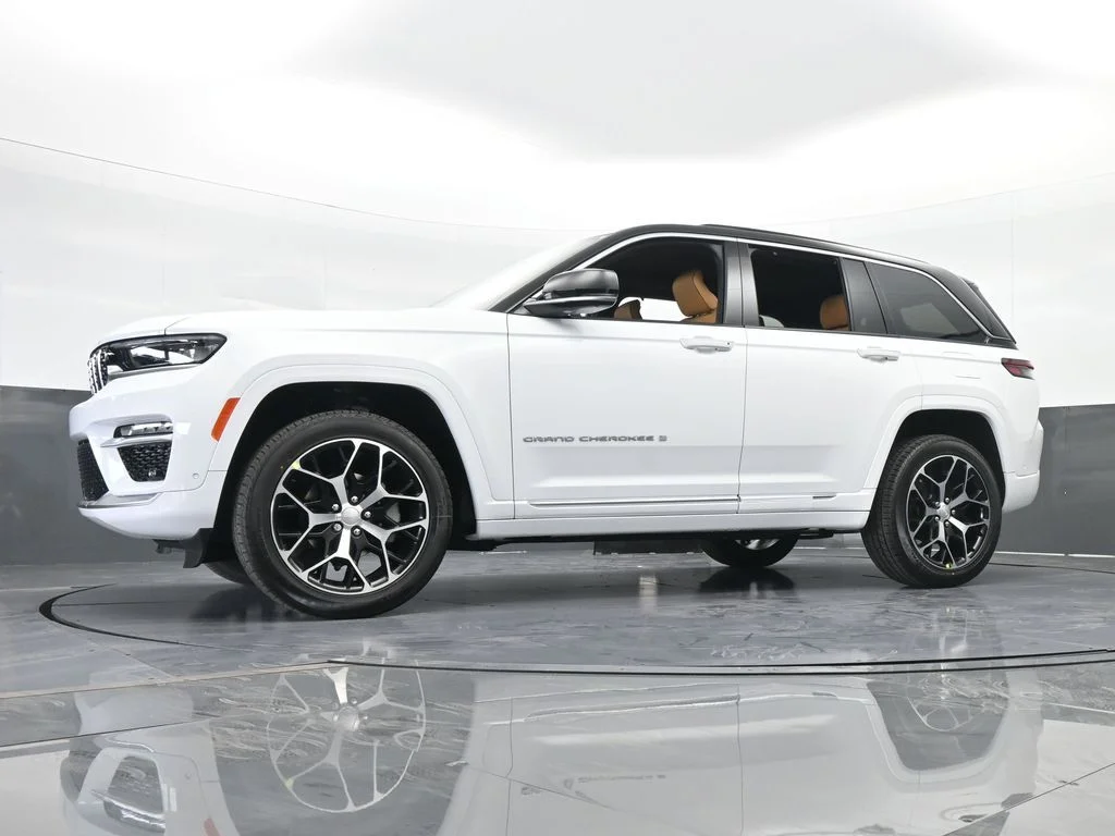 New 2025 Bright White Clear-Coat Exterior Paint Jeep Summit Reserve image 61