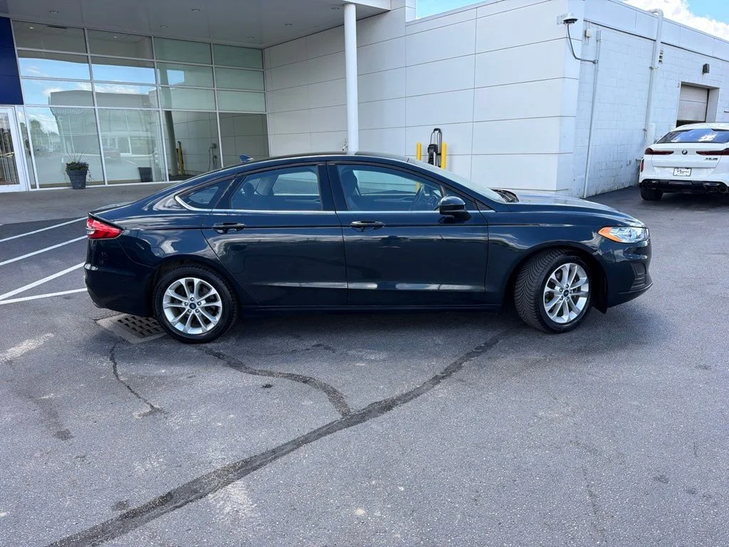 Used 2020 Blue Ford SE image 2