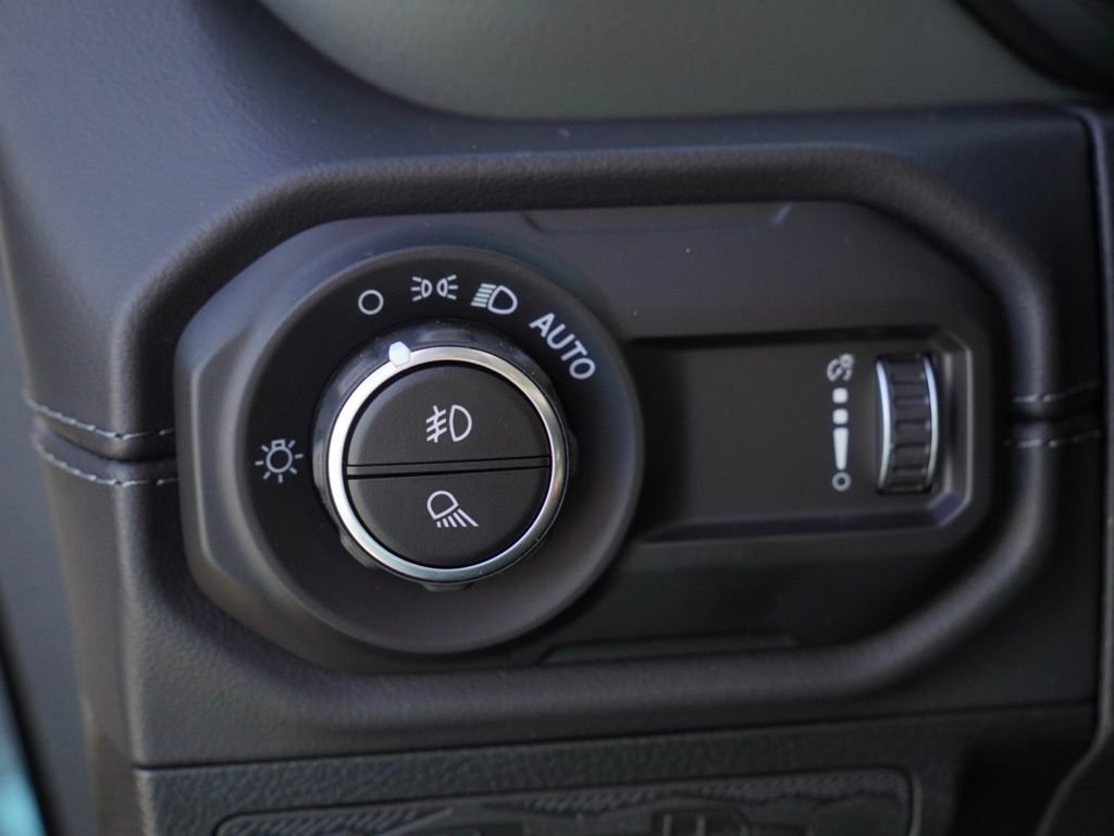 New 2026 Granite Crystal Metallic Clear-Coat Exterior Paint Jeep Mojave image 11