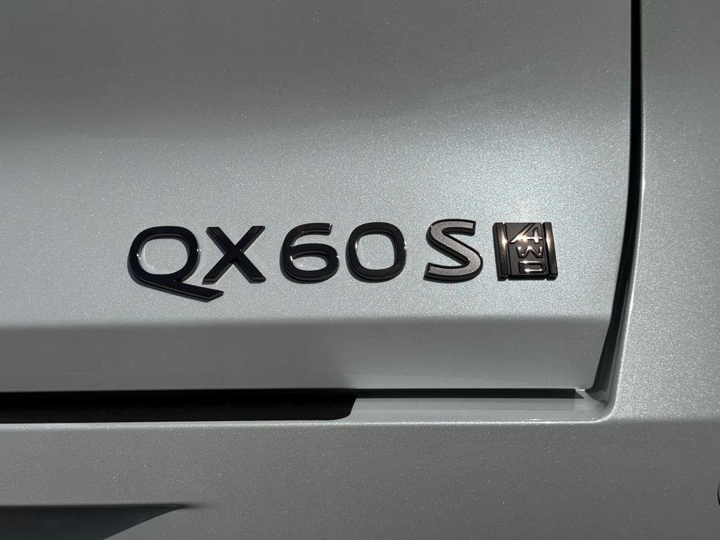 New 2027 2T RAD WHT INFINITI Sport AWD image 17