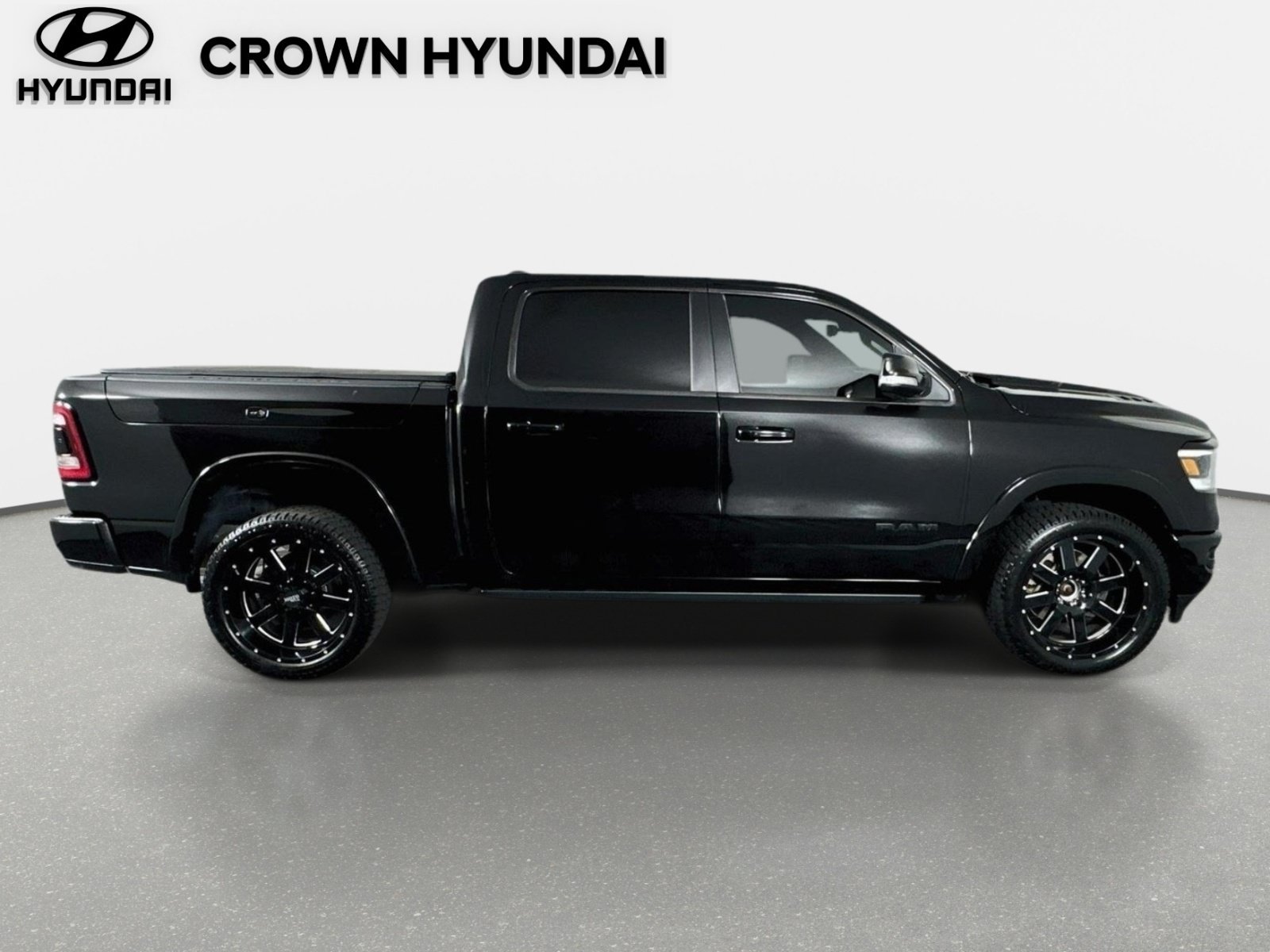 Used 2021 Diamond Black Crystal Pearlcoat Ram Laramie image 4