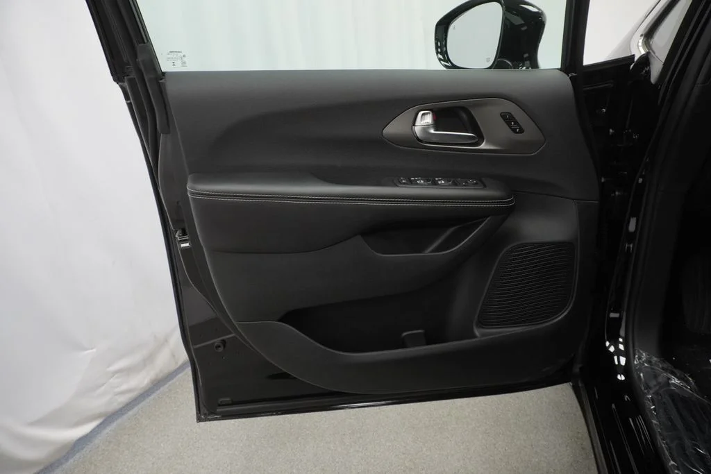New 2027 Diamond Black Crystal Pearl-Coat Exterior Paint Chrysler Select image 28