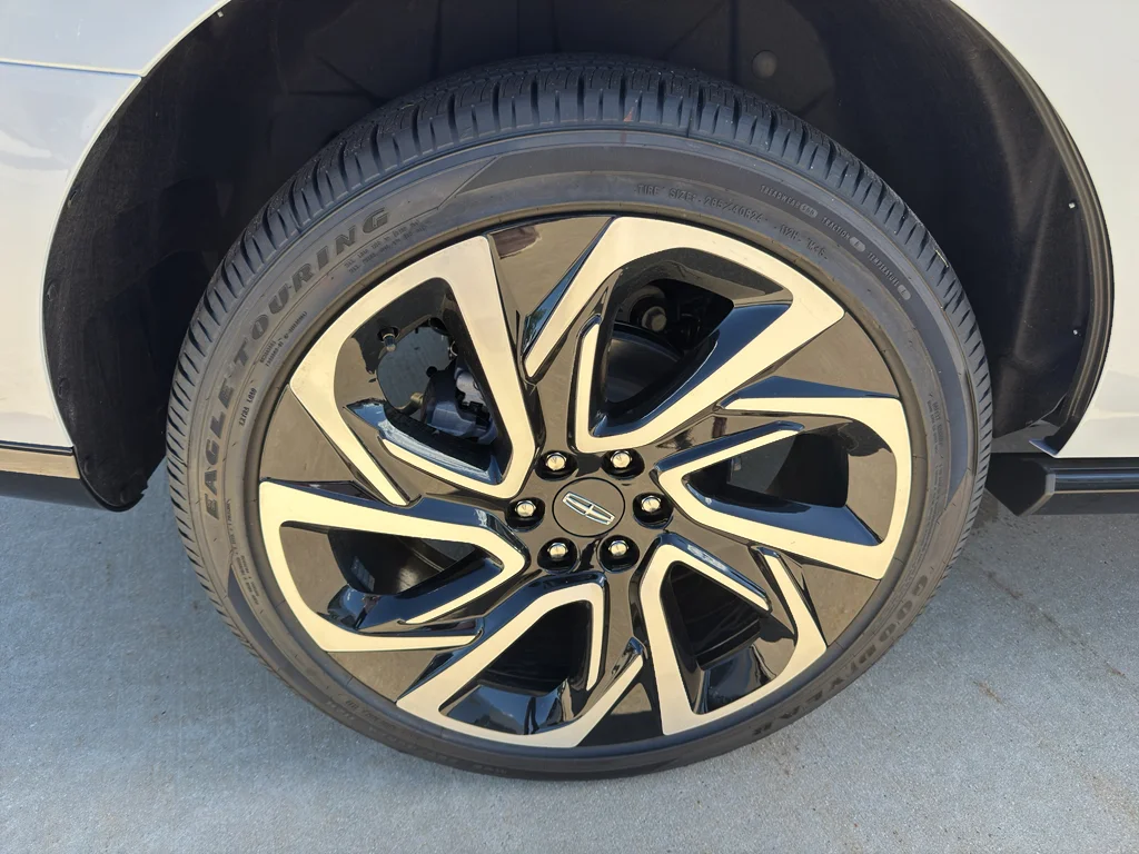 New 2026 Crystal White Metallic Clearcoat Lincoln Reserve image 4