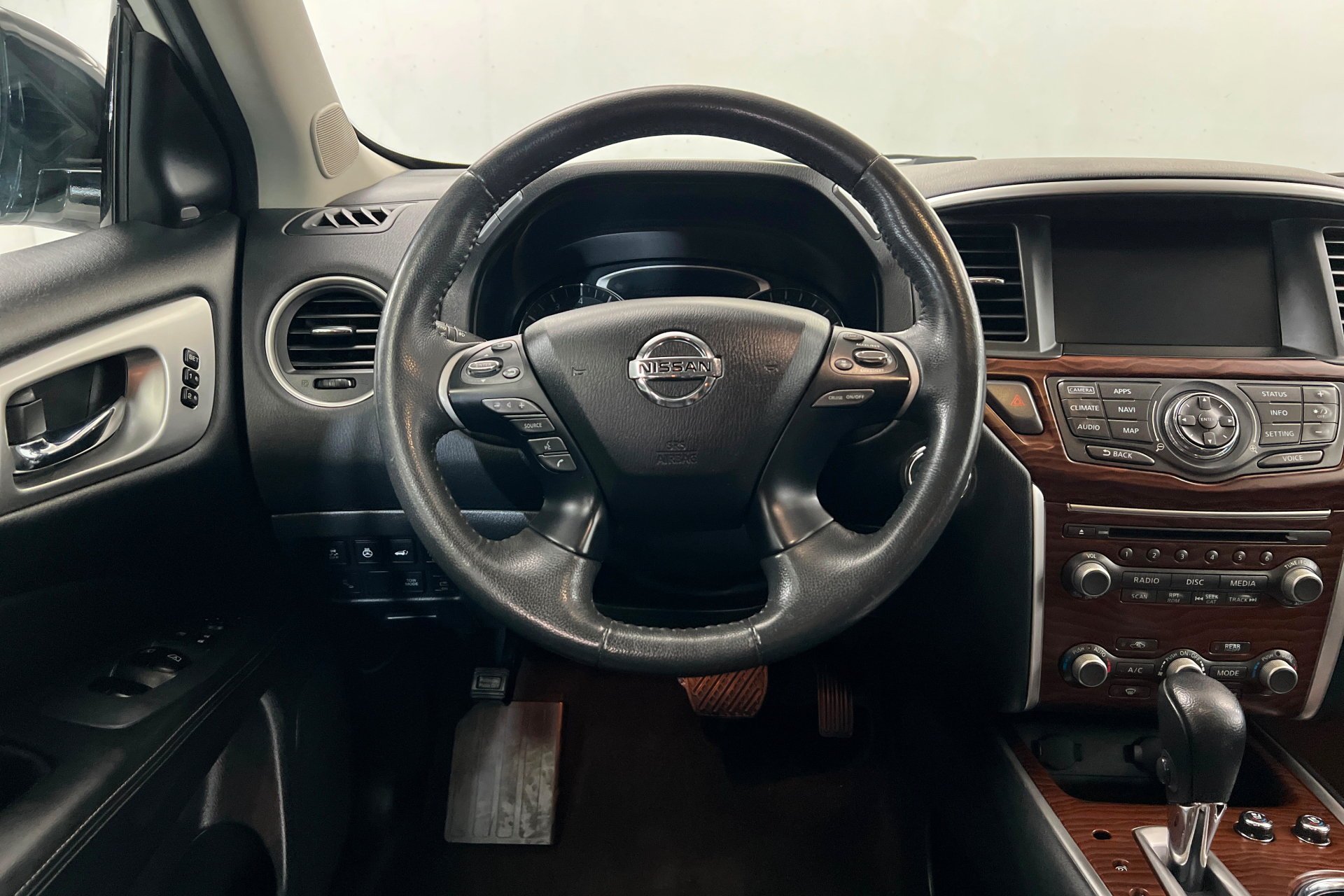 Used 2017 Pearl White Nissan Platinum image 13