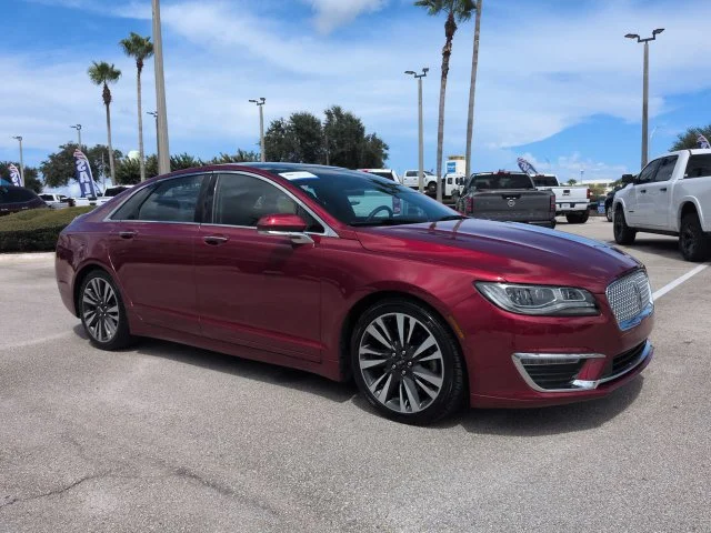 Used 2019 Red Lincoln Reserve image 2