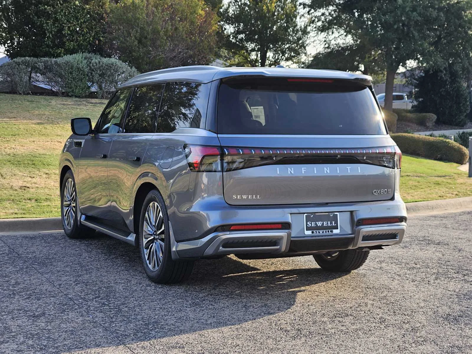 New 2027 DYNAMIC METAL INFINITI Luxe 4WD image 3