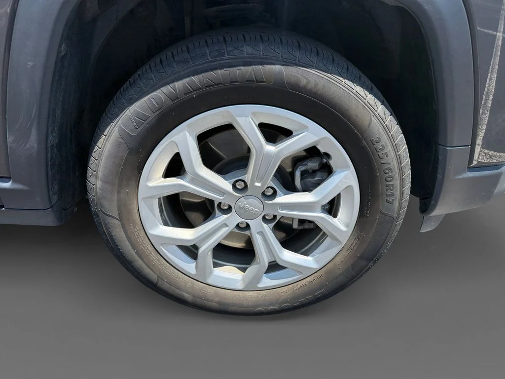 Used 2024 Gray Jeep Latitude image 15