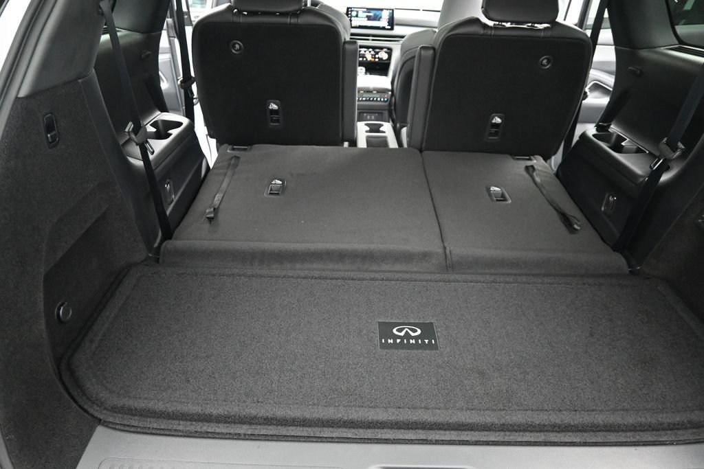 New 2027 2T RAD WHT INFINITI Sport AWD image 14