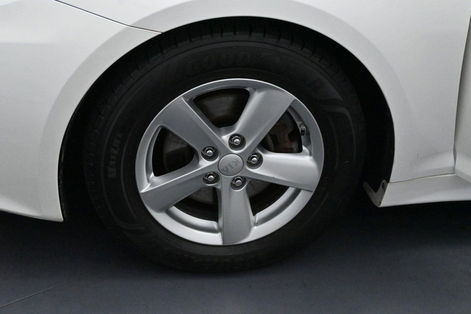 Used 2015 Snow White Pearl Kia LX image 34