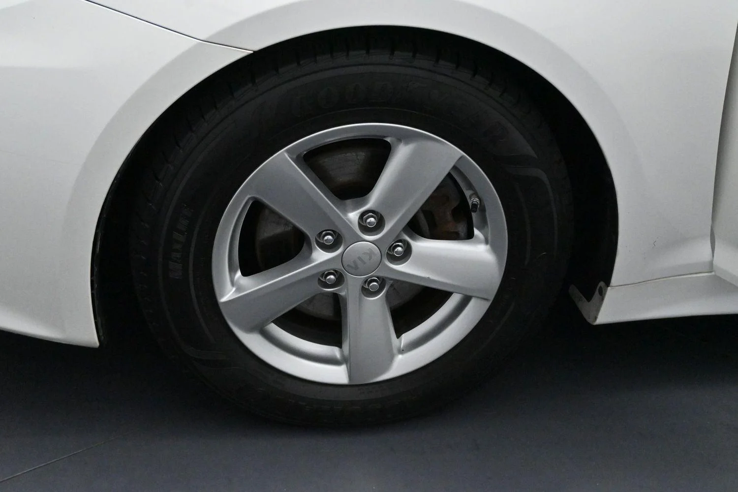 Used 2015 Snow White Pearl Kia LX image 34