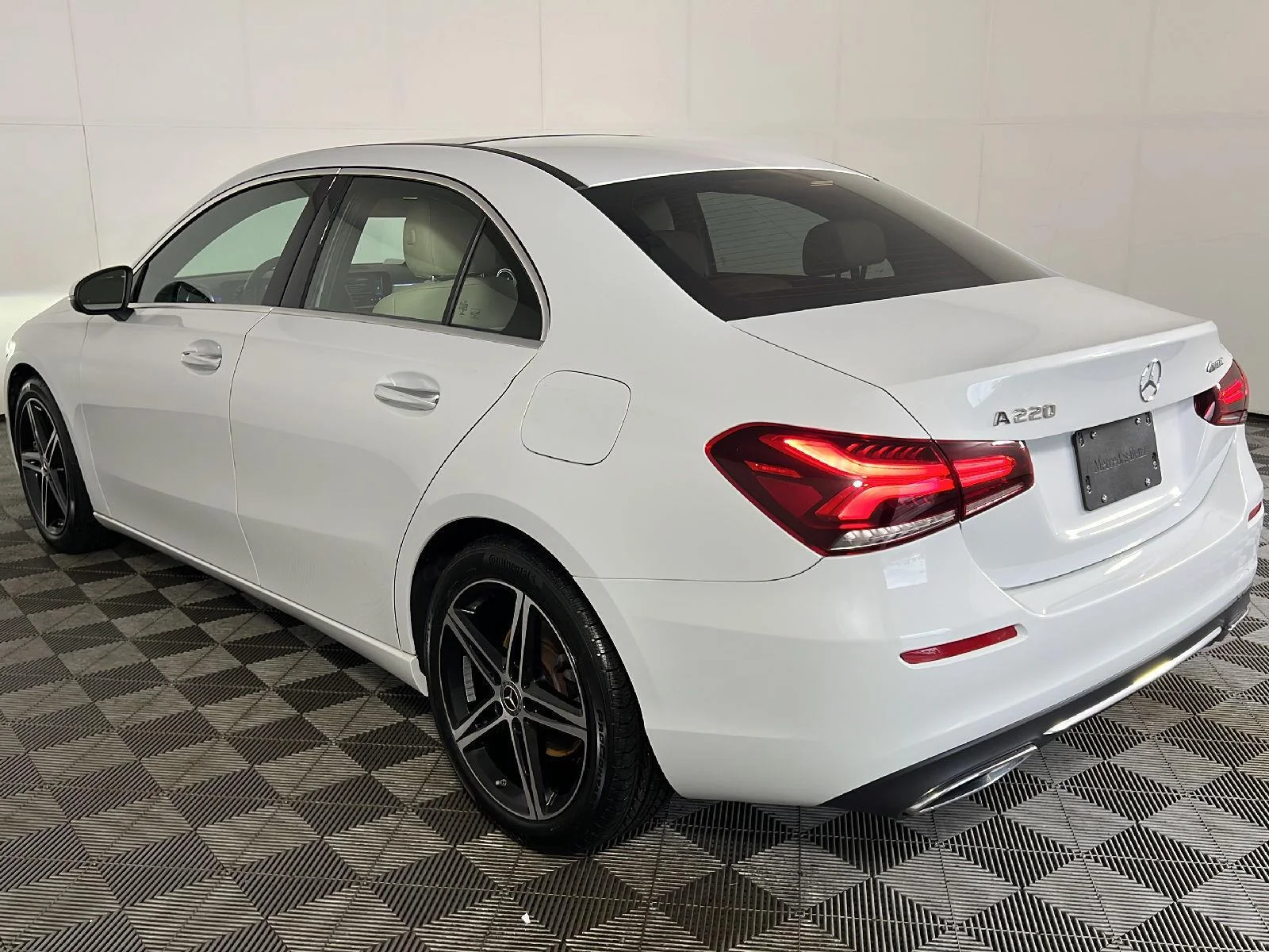 Used 2022 Digital White Metallic Mercedes-Benz A 220 image 19