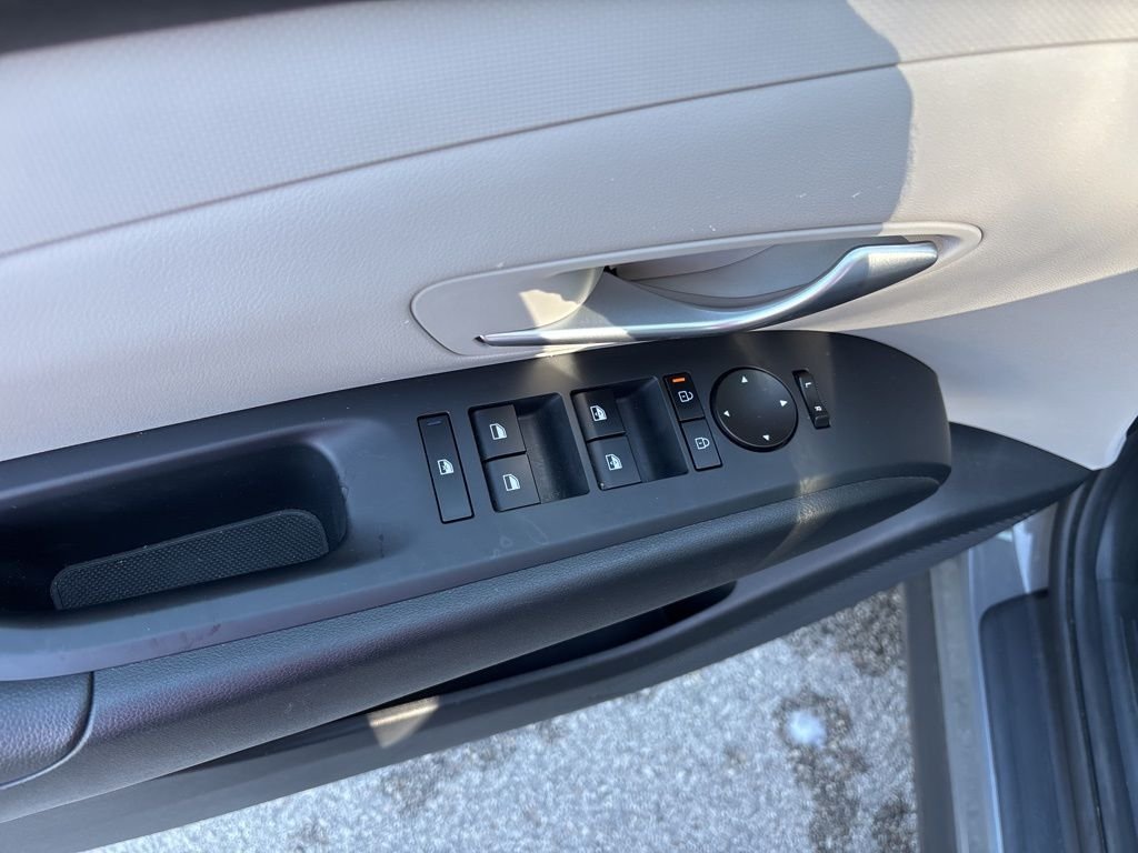 Used 2025 Gray Hyundai SEL image 23