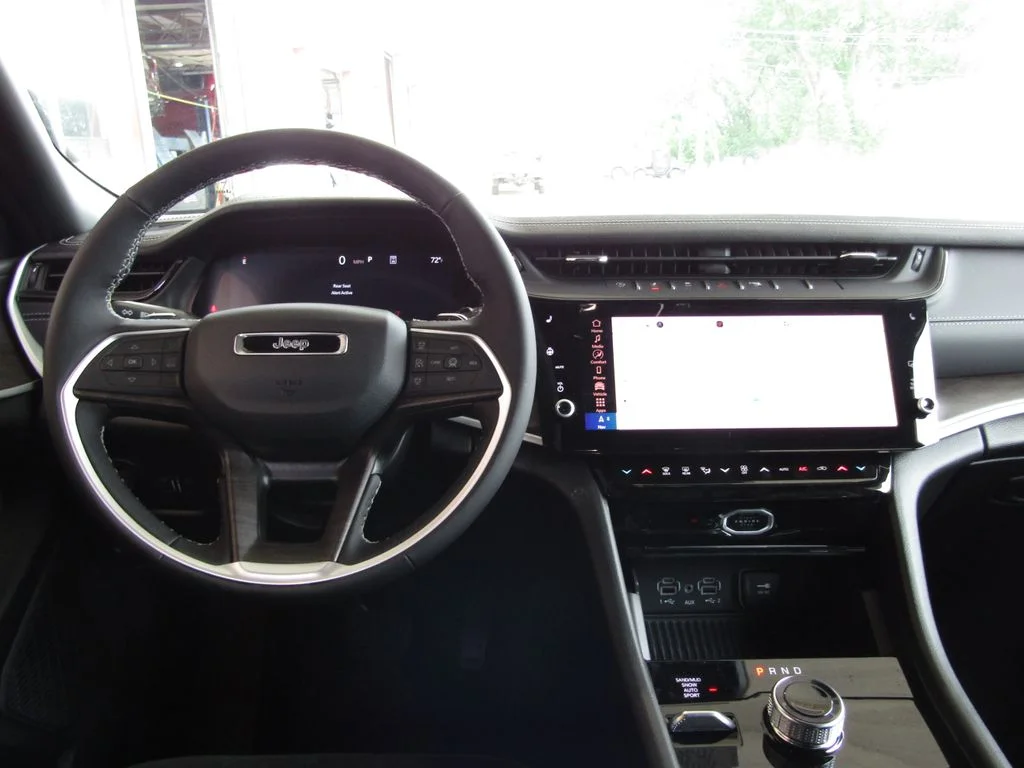 New 2026 Diamond Black Crystal Pearlcoat Jeep Altitude image 5
