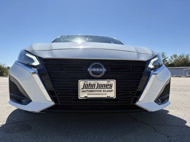 Used 2025 White Nissan 2.5 SV image 17