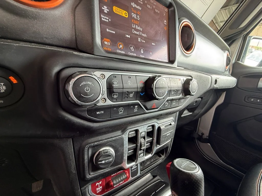 Used 2023 Silver Jeep Mojave image 23