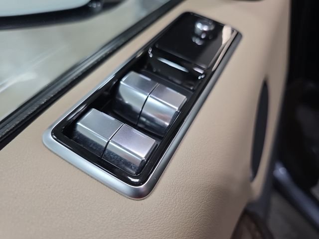 Used 2019 Blue Land Rover HSE image 26