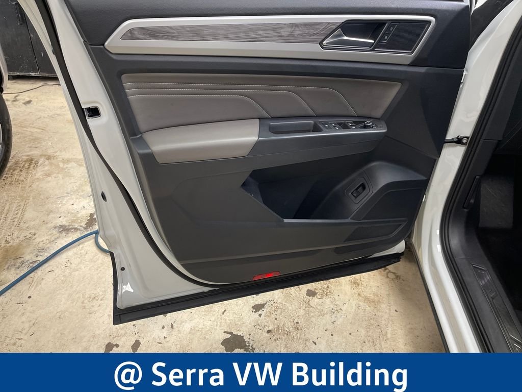 Used 2023 Pure White Volkswagen 3.6L V6 SE w/Technology image 17