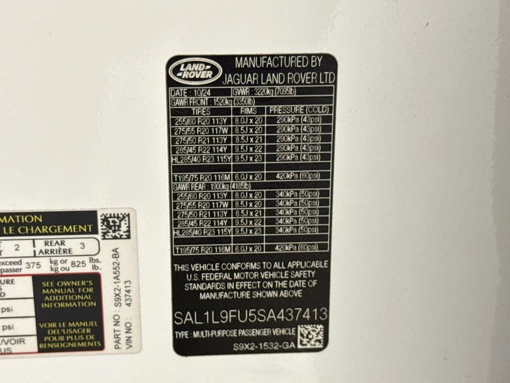 Used 2025 White Land Rover Dynamic SE image 33