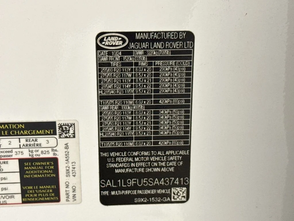 Used 2025 White Land Rover Dynamic SE image 33