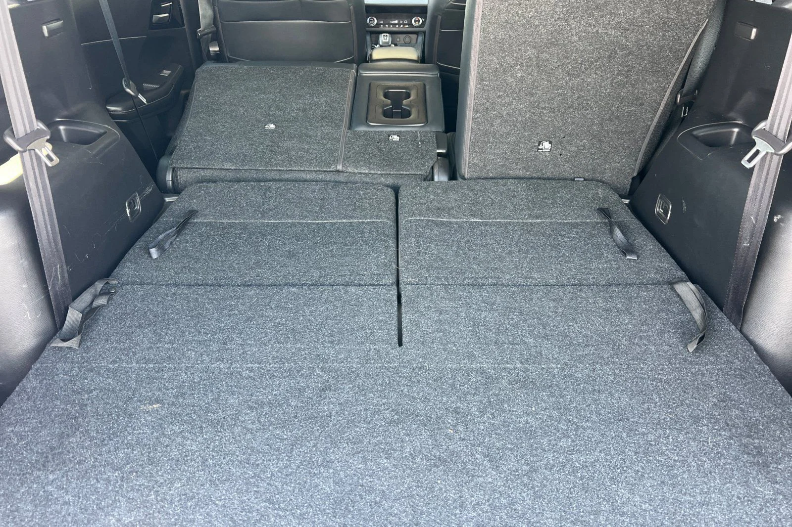 Used 2022 Black Mitsubishi SE Launch Edition image 14