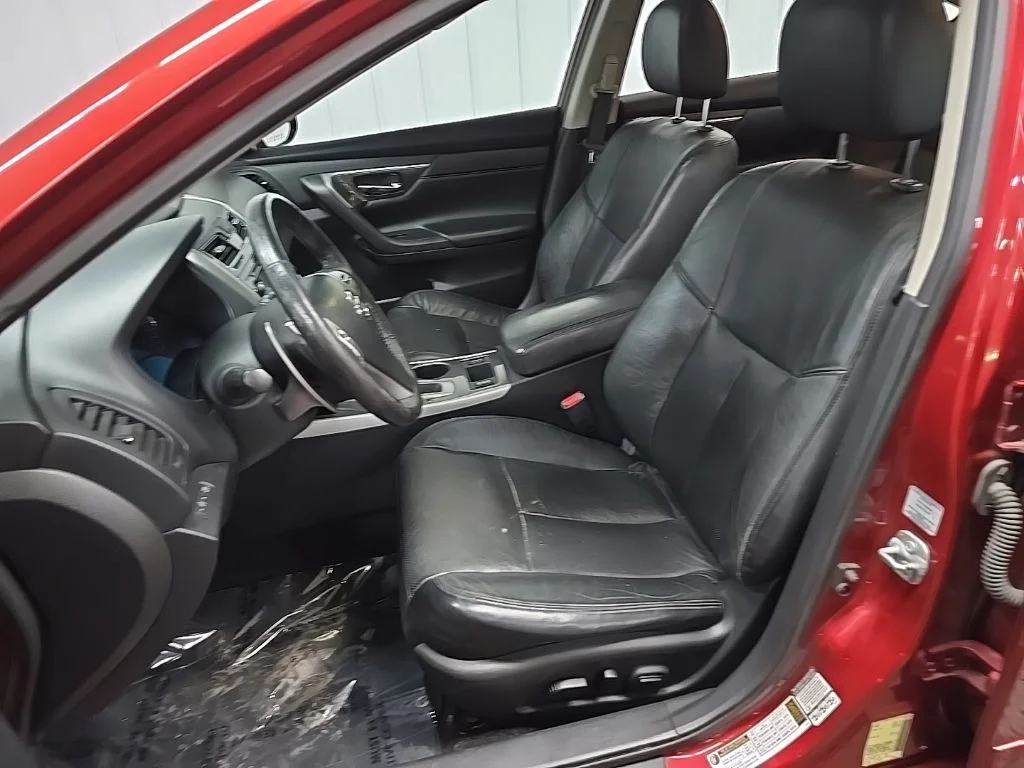 Used 2015 Red Nissan 3.5 SL image 31